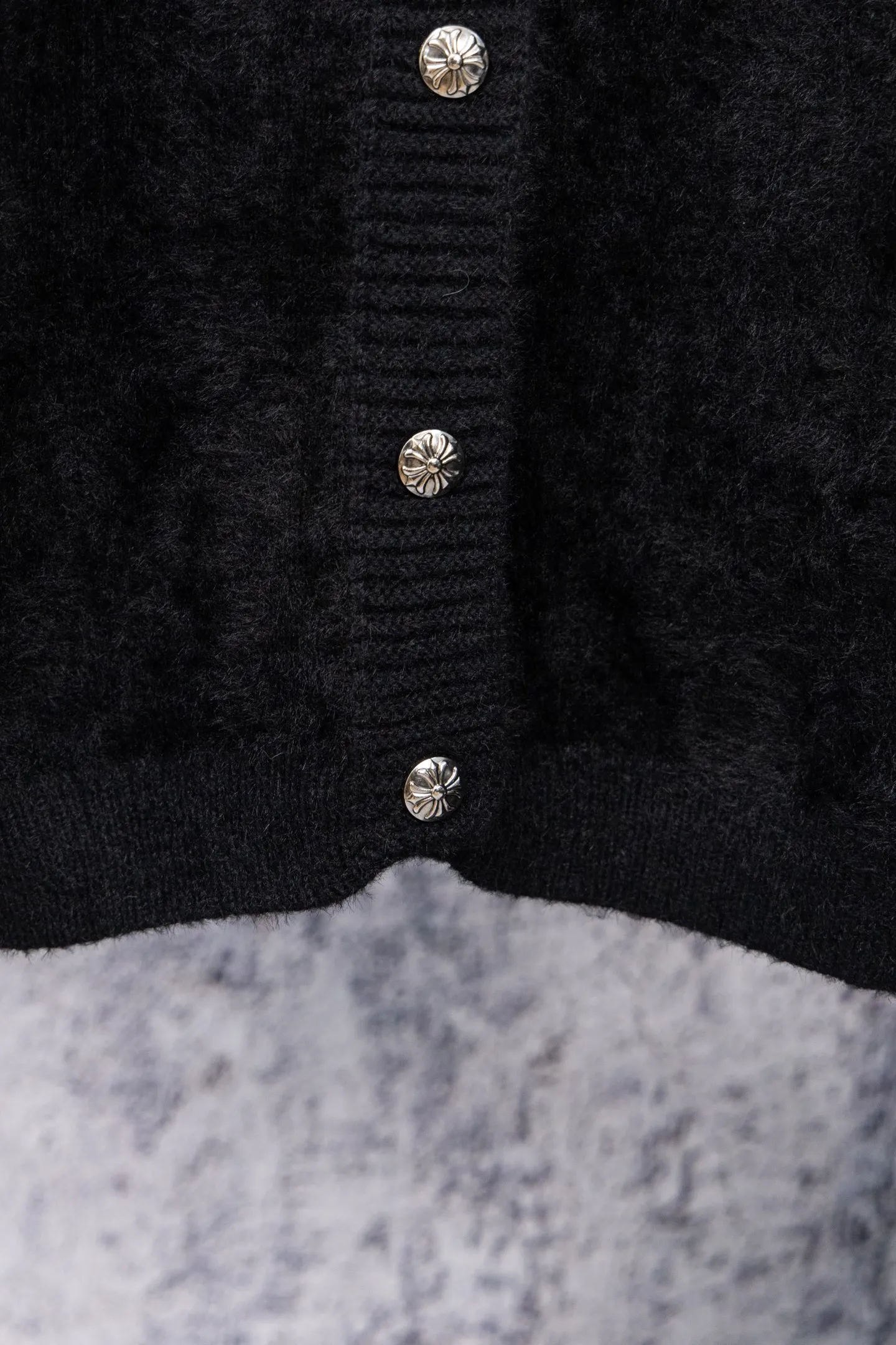 P300 Chrome Hearts CH Chrome Hearts 2026 new cross loose knitted V-neck cardigan Fabric: Made of plush textured knitted material, soft to the touch and with a lazy atmosphere; Decoration: Red, yellow, and black cross ornaments on the chest, paired with brand logo patches, which are iconic elements of street fashion brands (such as Chrome Hearts style), enhancing visual recognition; Version: Loose version + single-row metal button design, combining casual feeling and practicality. 2. Style and Adaptation Style: It combines dark street style and gentle knitted texture, which belongs to the tone of "sweet and cool mix"; Scenario: Can be worn with a T-shirt/suspender to create a daily street look, or can be layered with a shirt for light casual wear. Color: Black White Size: M L XL